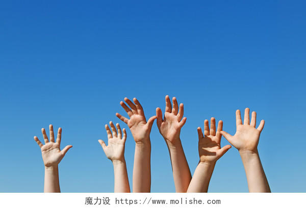 许多儿童举手感受微风六一儿童节61儿童节